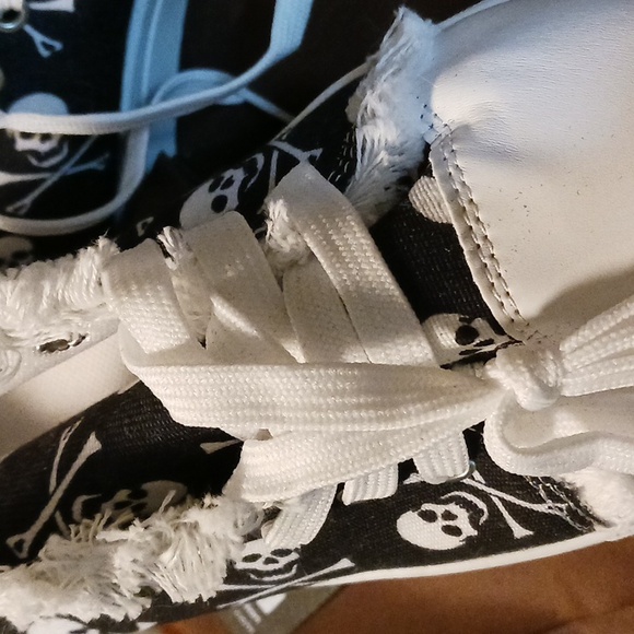 Skull & Crossbones Design Sneakers - Picture 2 of 16